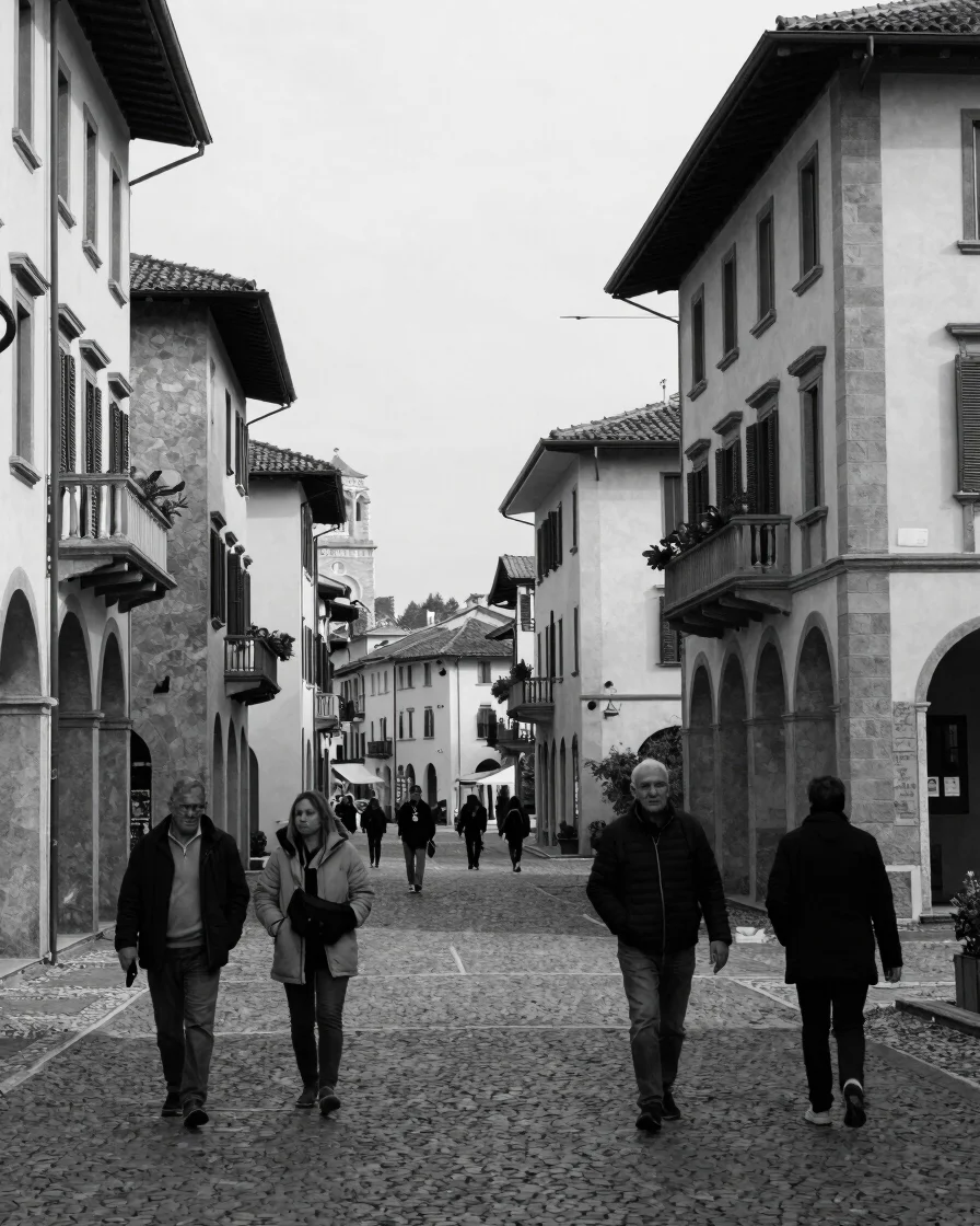 Scorcio quotidiano di una via di Como con architetture lombarde,